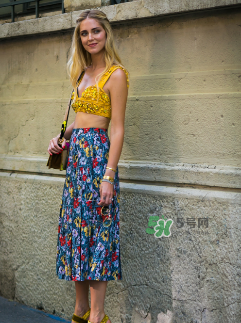 傘裙搭配什么上衣？傘裙怎么搭配好看？