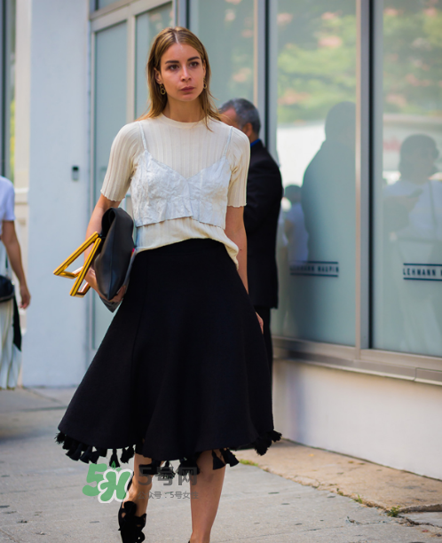 傘裙搭配什么上衣？傘裙怎么搭配好看？