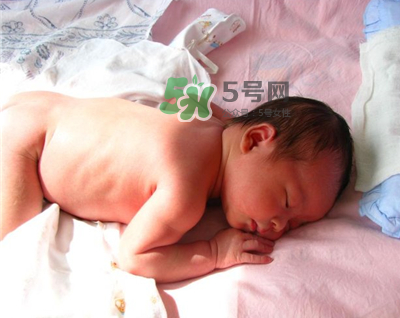 寶寶曬太陽(yáng)曬哪個(gè)部位？夏天寶寶曬太陽(yáng)最佳時(shí)間