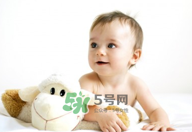 夏天寶寶頭上長紅疙瘩怎么回事？夏天寶寶頭上長東西怎么辦？