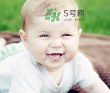 夏天寶寶頭上長紅疙瘩怎么回事？夏天寶寶頭上長東西怎么辦？