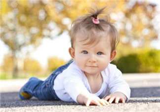 寶寶曬太陽曬哪個部位？夏天寶寶曬太陽最佳時間