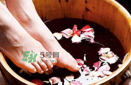 醋泡腳要加水嗎？醋泡腳用熱水還是冷水？