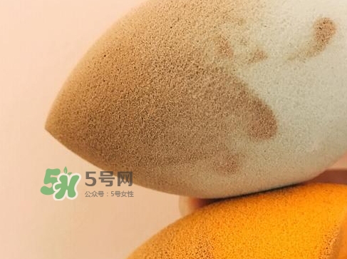 硅膠粉撲和海綿粉撲哪個好？硅膠粉撲和美妝蛋哪個好