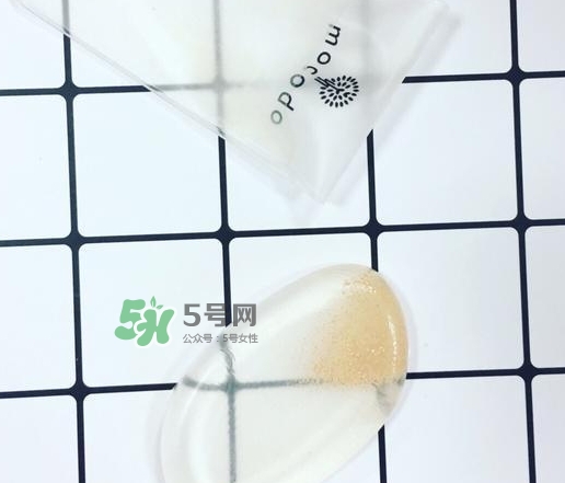 硅膠粉撲和海綿粉撲哪個好？硅膠粉撲和美妝蛋哪個好