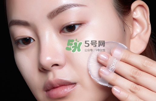 硅膠粉撲和海綿粉撲哪個好？硅膠粉撲和美妝蛋哪個好