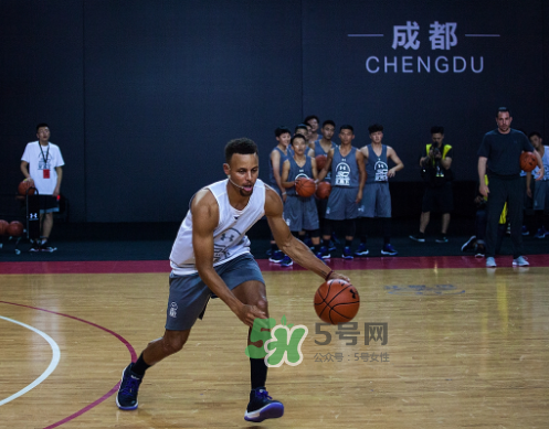 2017庫(kù)里亞洲行成都站上腳穿的球鞋是什么型號(hào)？