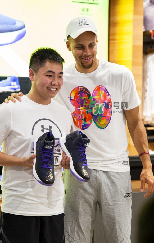 2017庫(kù)里亞洲行成都站上腳穿的球鞋是什么型號(hào)？