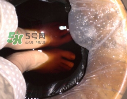 醋泡腳用白醋還是陳醋？泡腳用什么醋最好？