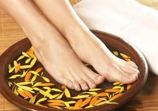 花椒水泡腳能降血壓?jiǎn)幔颗菽_是干花椒好還是鮮花椒好