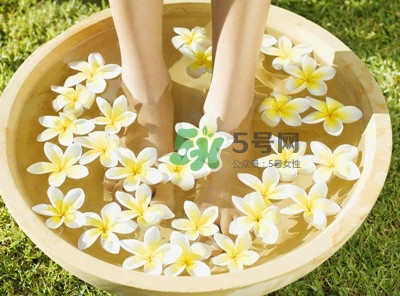 醋泡腳要把醋燒開嗎？白醋泡腳的正確方法