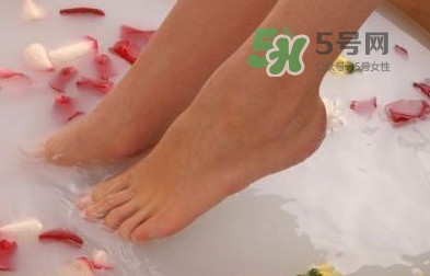 花椒水泡腳能降血壓?jiǎn)?？泡腳是干花椒好還是鮮花椒好