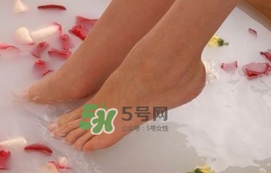 花椒水泡腳能治白發(fā)嗎？花椒水泡腳的禁忌