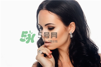 卸妝應(yīng)該怎么卸?卸妝時(shí)的正確擦臉?lè)较? alt=