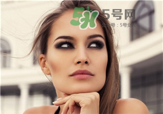 卸妝應(yīng)該怎么卸?卸妝時(shí)的正確擦臉?lè)较? alt=