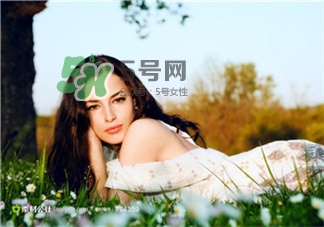 卸妝應(yīng)該怎么卸?卸妝時(shí)的正確擦臉?lè)较? alt=