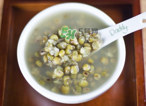 綠豆湯和牛奶能一起吃嗎？喝綠豆湯同時(shí)可以喝牛奶嗎？