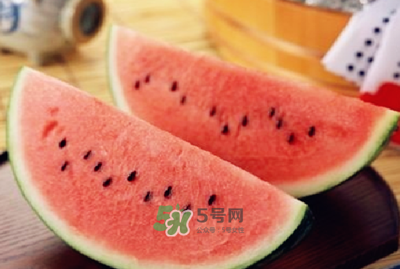 綠豆湯和西瓜可以同時吃嗎？綠豆湯可以和西瓜一起吃嗎？