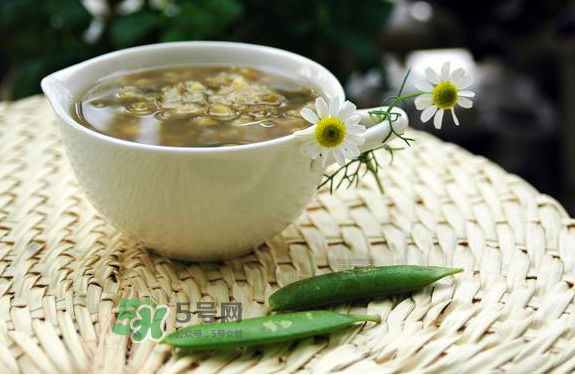 綠豆湯和西瓜可以同時吃嗎？綠豆湯可以和西瓜一起吃嗎？