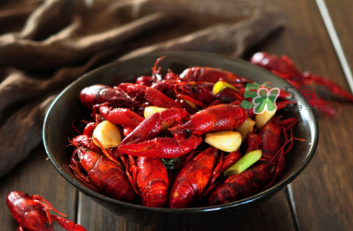 麻辣小龍蝦和西瓜能一起吃嗎？麻辣小龍蝦和西瓜一起吃會中毒嗎？