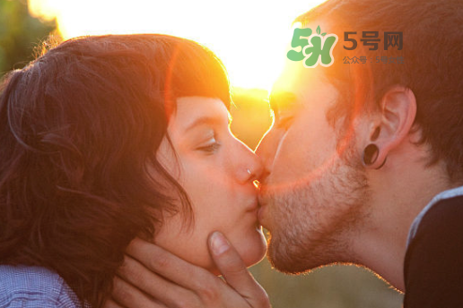 初吻怎么接吻？如何接吻不像初吻？