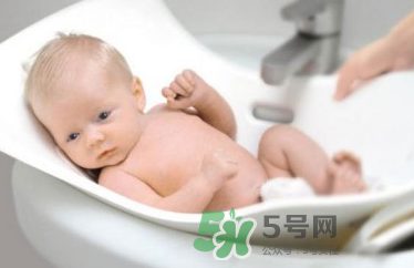 寶寶濕疹可以洗澡嗎？新生兒濕疹可以洗澡嗎？