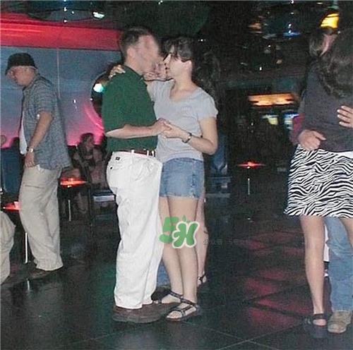 男人在公眾場合勃起如何化解尷尬？