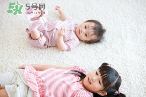 什么時(shí)候跟孩子分床睡好？嬰兒跟父母分房睡還是分床睡？