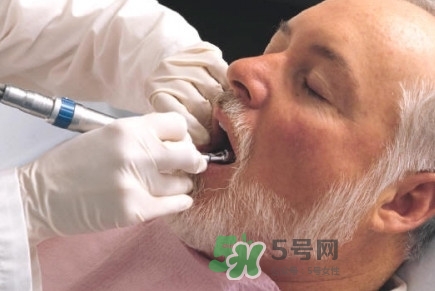 牙齒松動吃什么藥有效？牙齒松動是缺鈣嗎