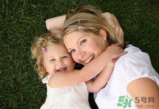 什么時(shí)候跟孩子分床睡好？嬰兒跟父母分房睡還是分床睡？