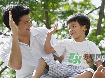 孩子大哭大鬧時該怎么辦 孩子渴望被關注的心理 孩子大哭大鬧時該怎么辦 孩子渴望被關注的心理