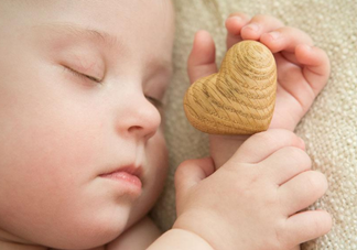 什么時候跟孩子分床睡好？嬰兒跟父母分房睡還是分床睡？