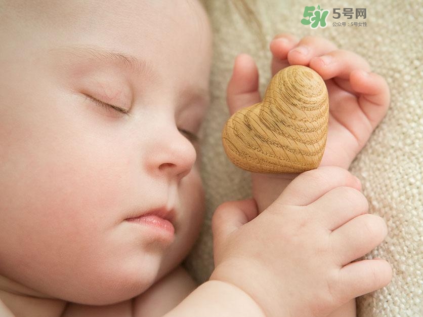 什么時(shí)候跟孩子分床睡好？嬰兒跟父母分房睡還是分床睡？