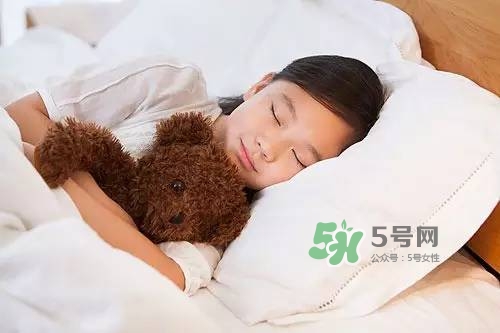 什么時(shí)候跟孩子分床睡好？嬰兒跟父母分房睡還是分床睡？