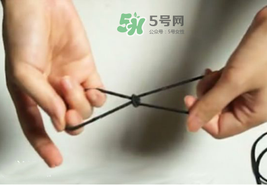 一字領(lǐng)怎么穿不會(huì)上滑？一字肩衣服老是往上滑怎么辦？