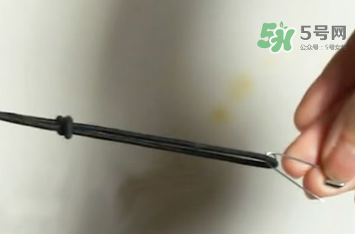 一字領(lǐng)怎么穿不會(huì)上滑？一字肩衣服老是往上滑怎么辦？