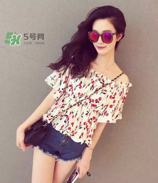 一字領(lǐng)怎么穿不會(huì)上滑？一字肩衣服老是往上滑怎么辦？