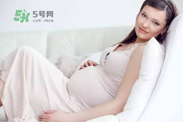 孕期肚皮癢是怎么回事？妊娠紋癢怎么辦？