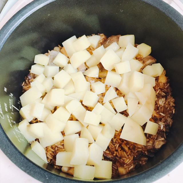 土豆排骨飯的做法 排骨土豆悶飯的做法 土豆排骨飯的做法 排骨土豆悶飯的做法