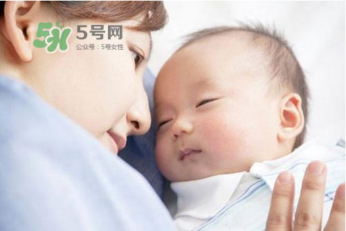 8月份坐月子穿什么衣服？八月份坐月子穿什么鞋？