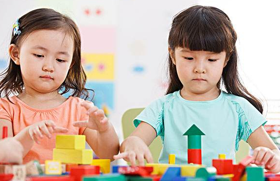 孩子在幼兒園受欺負(fù)怎么辦？孩子在幼兒園不合群怎么辦？