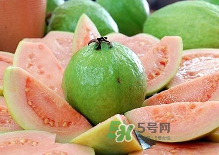 芭樂中間的籽可以吃嗎？芭樂榨汁籽要去嗎