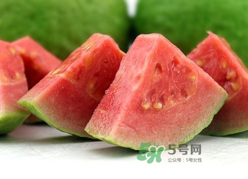 芭樂中間的籽可以吃嗎？芭樂榨汁籽要去嗎