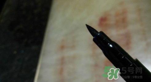 mac眼線液筆怎么用？mac魅可眼線液筆使用方法