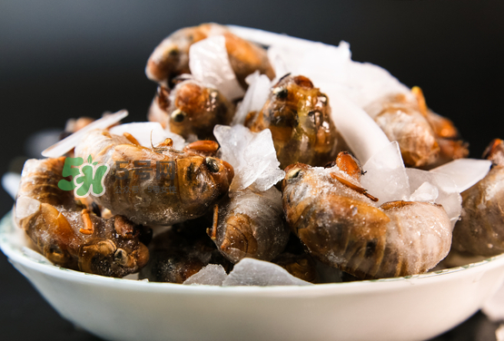 知了殼能治破傷風嗎？知了殼能治什么?。?></p><h3>知了殼能治什么病</h3><p>1、小兒麻疹</p><p>蟬蛻(日光曬酥研細末)10克，黃酒20毫升左右(此劑量為3歲兒童的量，可隨年齡及體質(zhì)的情況增減)。取一個搪瓷缸，加水150毫升放爐火上燒沸，將蟬蛻末及黃酒加入缸內(nèi)，再用大火煎1-2分鐘即可。待溫度適宜時服用，蓋被發(fā)汗效過更好。每晚臨睡前服1次，不可間隔，痊愈后即可停用。</p><p>蟬蛻10克，黃酒20毫升左右</p><p>2、聲音嘶啞</p><p>干凈蟬蛻30克，木蝴蝶20克(1日劑量)。加開水1500毫升，浸泡代茶飲。小兒劑量酌減，服藥期間忌食辛辣油膩物。</p>		</div>
<div align=