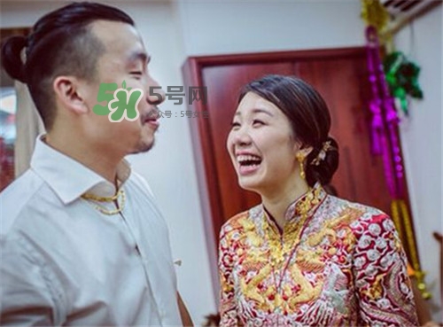 鬧洞房時(shí)有人占我便宜怎么辦 鬧洞房時(shí)有人占我便宜怎么辦