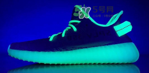adidas yeezy boost 350 v2黃斑馬是夜光的嗎？