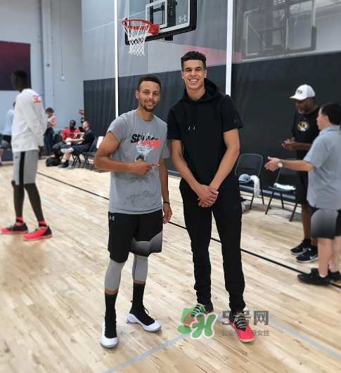 under armour curry4黑白配色什么時(shí)候發(fā)售？庫(kù)里第四代戰(zhàn)靴發(fā)售日期