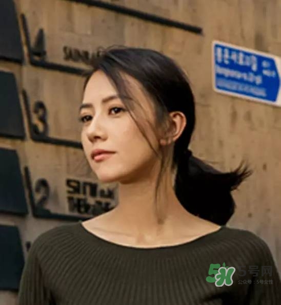 大圓臉怎么扎馬尾好看 圓臉適合扎什么樣的馬尾 大圓臉怎么扎馬尾好看 圓臉適合扎什么樣的馬尾