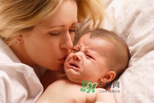 新手爸媽必看，七天教小嬰兒戒夜奶一覺到天亮